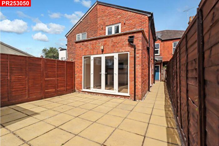 1 Bedroom Flat To Rent In Chertsey Road, Windlesham, – Bedroom Flat, GU20