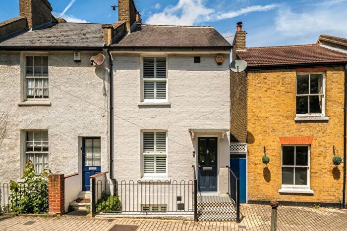 3 Bedroom Semi-Detached House For Sale In Red Lion Lane, Woolwich, SE18