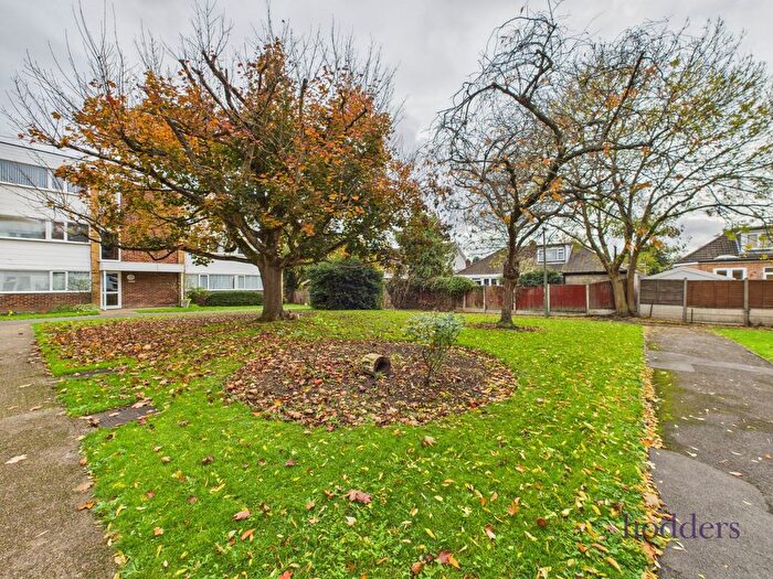 2 Bedroom Flat For Sale In Hazelbank Court, Chertsey, Surrey, KT16