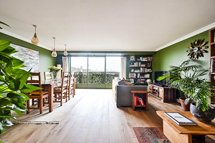 3 Bedroom Flat For Sale In The Bittoms, Kingston Upon Thames, KT1