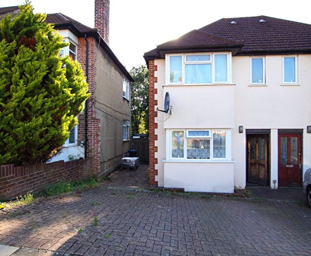 2 Bedroom Flat To Rent In Deepdene Court, Winchmore Hill, N21