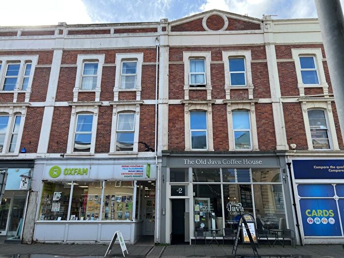 2 Bedroom Flat To Rent In Den Road, Teignmouth, TQ14
