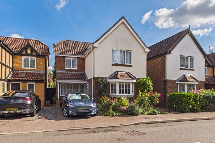 4 Bedroom Detached House For Sale In Kingfisher Drive, Hemel Hempstead, HP3