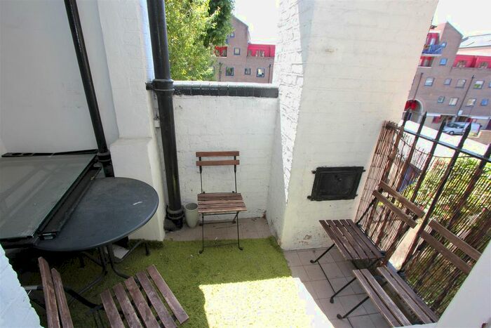 3 Bedroom Flat To Rent In The Highway, London, E1W