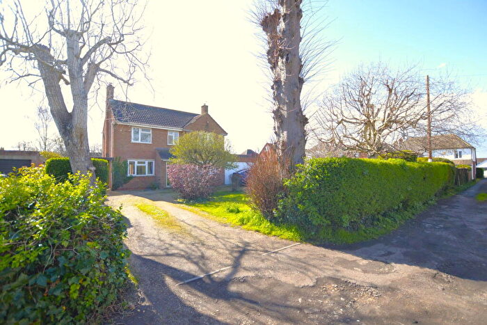 3 Bedroom Detached House For Sale In Kenton Drive, Longlevens, Gloucester, GL2