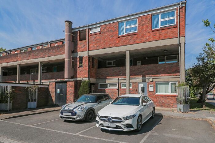 1 Bedroom Flat To Rent In Larch Close, London, SW12