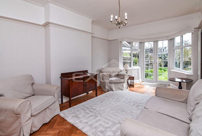 3 Bedroom Flat To Rent In Avondale Ave, Woodside Park, London, N12