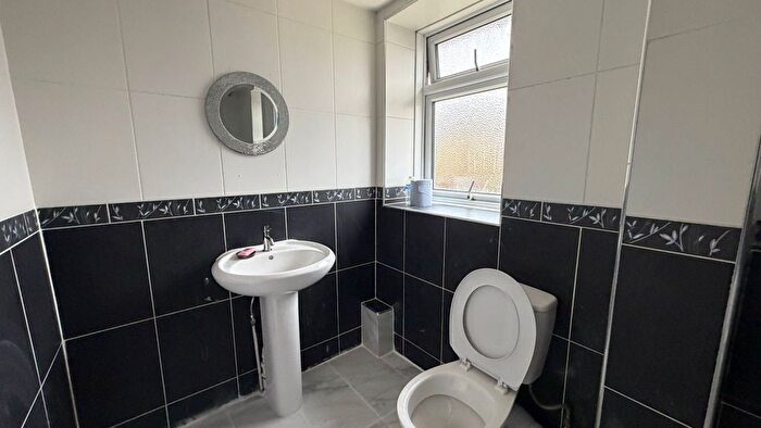 4 Bedroom Semi-Detached House To Rent In Burrow Road, Chigwell, IG7