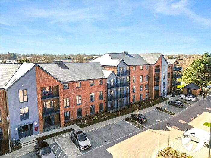 2 Bedroom Flat To Rent In Batesford Close, Kings Hill, West Malling, Kent, ME19