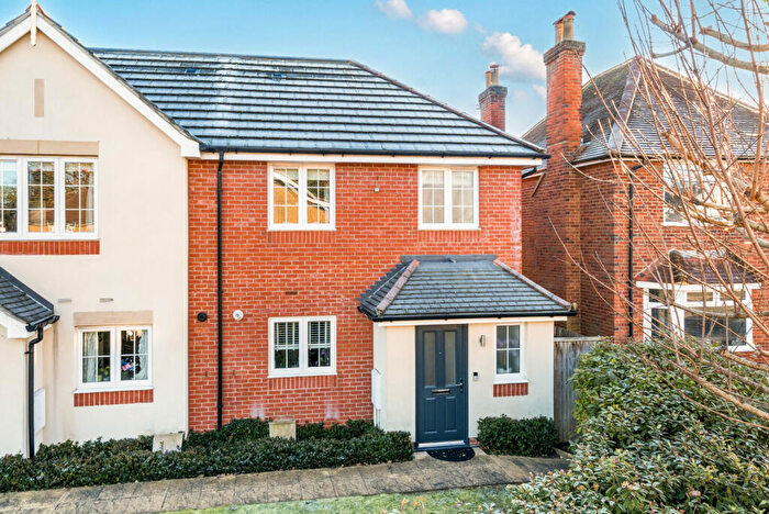 3 Bedroom End Of Terrace House For Sale In Binfield Road, Byfleet, KT14