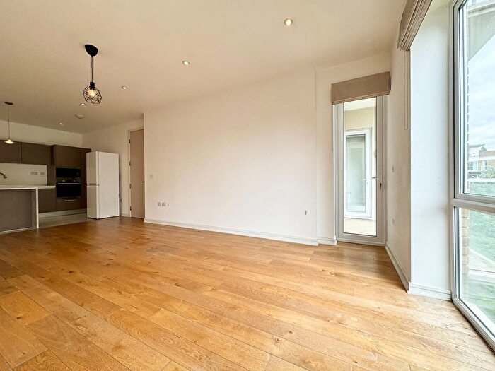 2 Bedroom Flat To Rent In Melliss Avenue, Kew, TW9