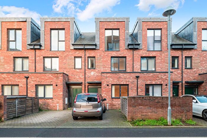 3 Bedroom Property For Sale In Reynard Way, Brentford, TW8
