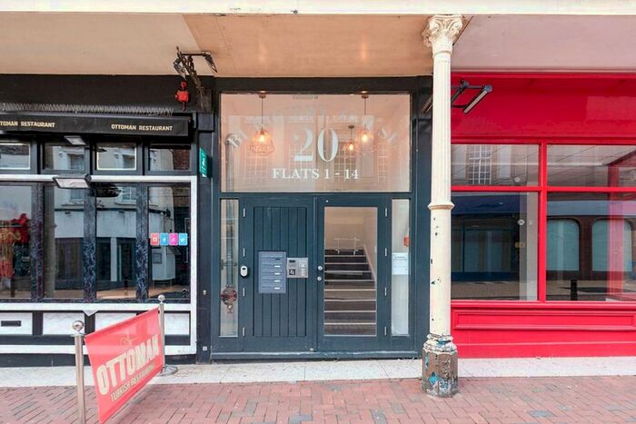 2 Bedroom Flat To Rent In Winchester Street, Basingstoke, Hampshire, RG21