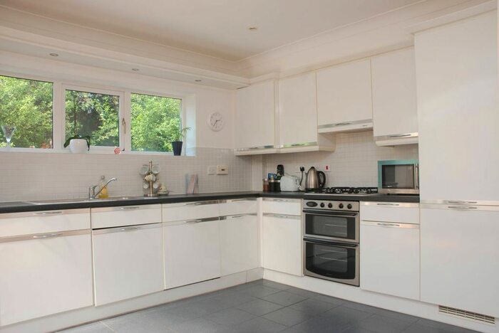 2 Bedroom Flat To Rent In Kingston Hill, Kingston Hill, Kingston Upon Thames, KT2
