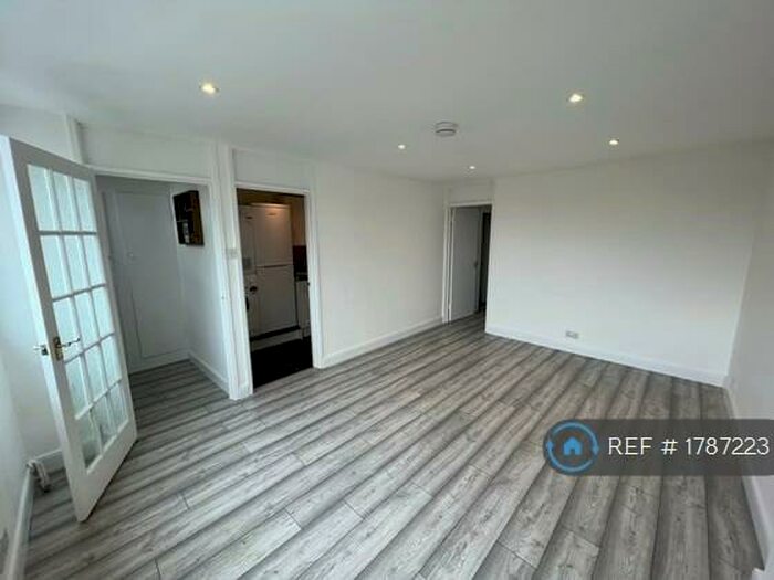 2 Bedroom Flat To Rent In High Street, Potters Bar, EN6