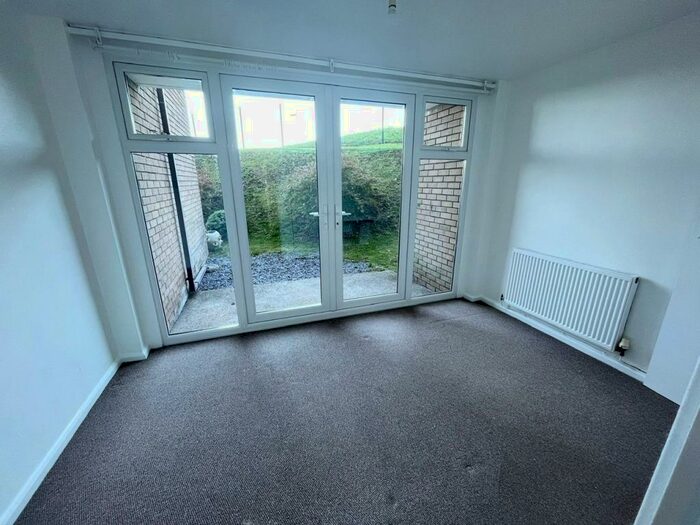 2 Bedroom Apartment To Rent In Gwent, Northcliffe, Penarth, CF64