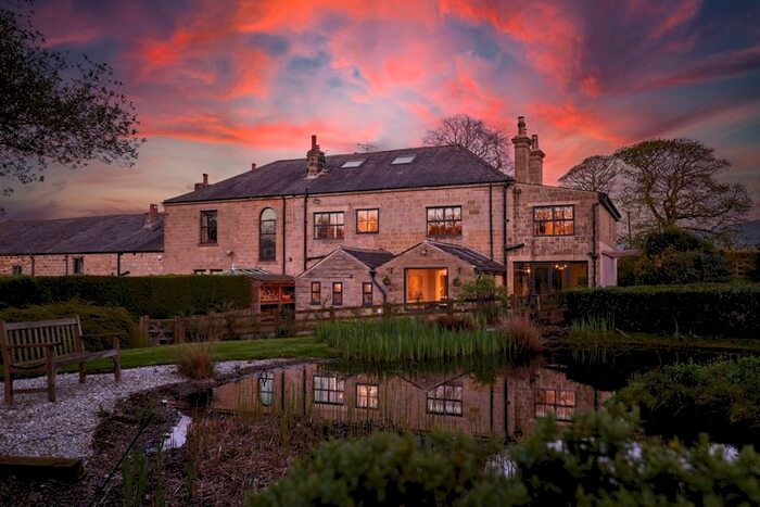 5 Bedroom Property For Sale In Dean Head, Scotland Lane, Horsforth, Leeds, LS18