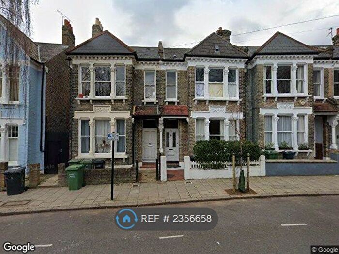 3 Bedroom Flat To Rent In London, London, SW2