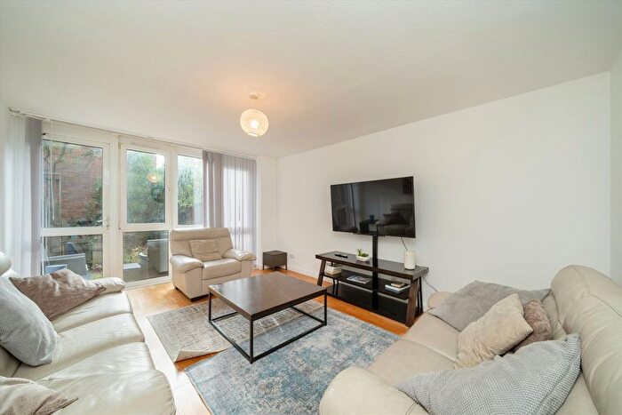 3 Bedroom Flat For Sale In Partington Close, Upper Holloway, N19