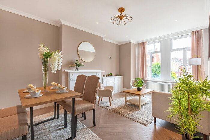 2 Bedroom Flat For Sale In St Ann's Hill, Wandsworth, London, SW18