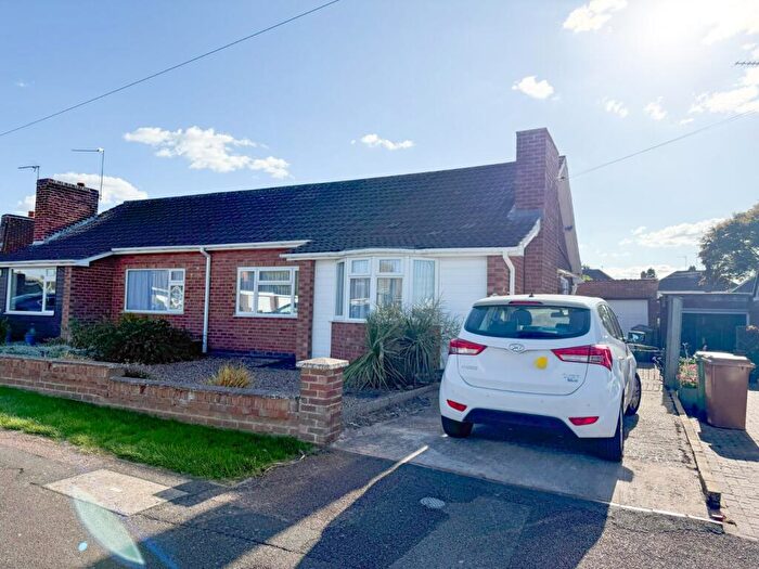 2 Bedroom Bungalow For Sale In Cedar Way, Wellingborough, Northamptonshire, NN8