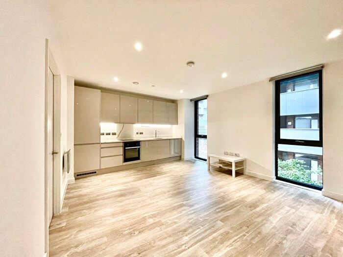 1 Bedroom Flat To Rent In Queen Street, Salford, Greater Manchester, M3