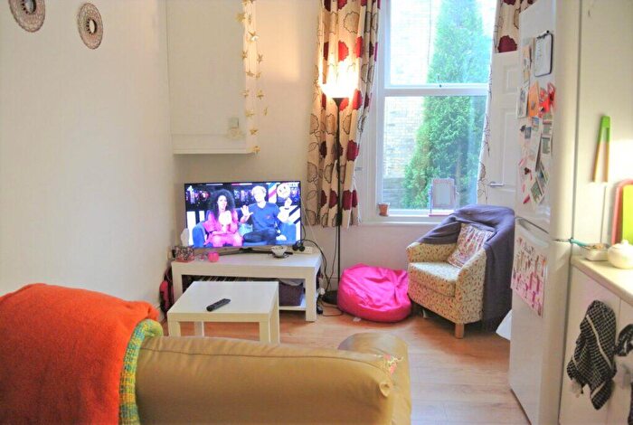 3 Bedroom Apartment To Rent In Flat - Wilmslow Road - Withington - £ Pppw, M20