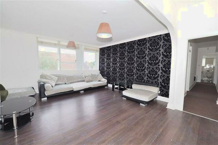 3 Bedroom Apartment To Rent In High Road, Loughton, IG10