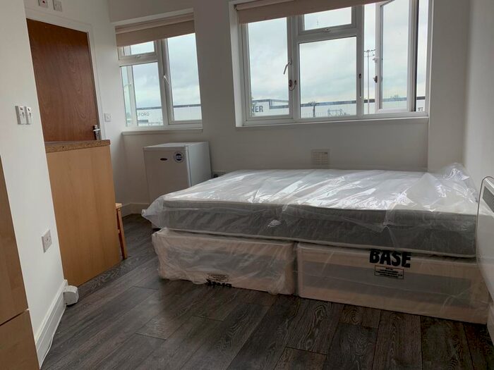 Studio To Rent In High Road, Ilford, IG1