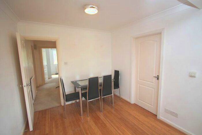 3 Bedroom Flat To Rent In Portsmouth Road, Kingston Upon Thames, KT1