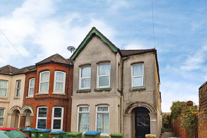 3 Bedroom Flat To Rent In Rigby Road, SO17
