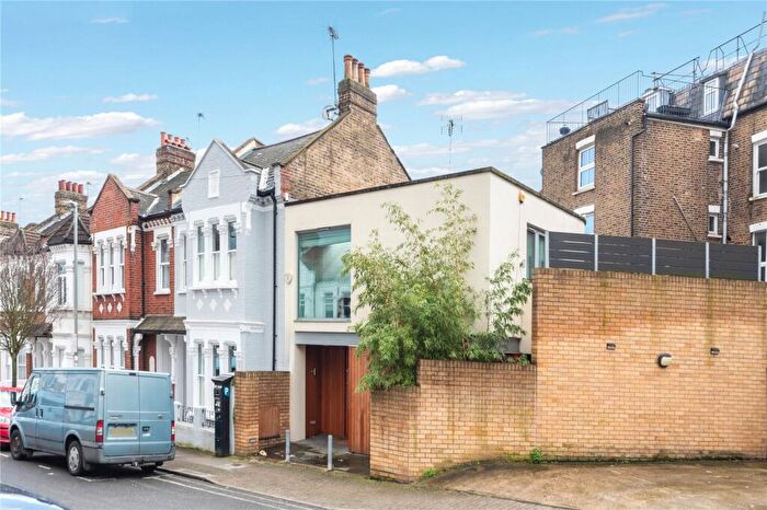 2 Bedroom House To Rent In Aliwal Road, London, SW11