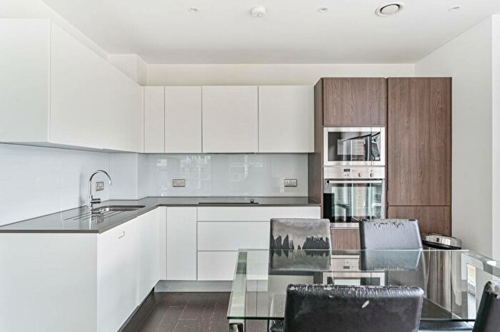 3 Bedroom Flat To Rent In Duke Of Wellington Avenue, Woolwich, London, SE18