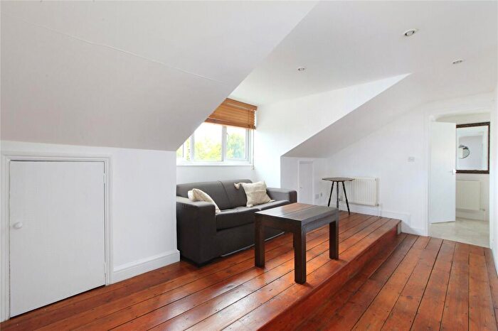 1 Bedroom Flat To Rent In Battersea Park Court, - Battersea Park Road, SW11