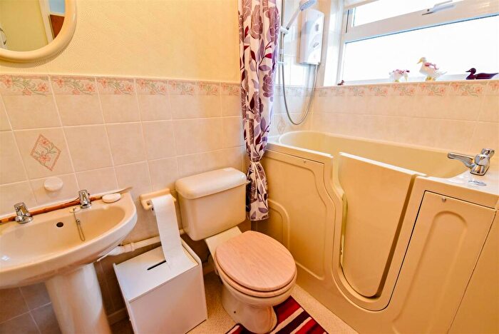 2 Bedroom Bungalow For Sale In Stonelea, Dursley, GL11