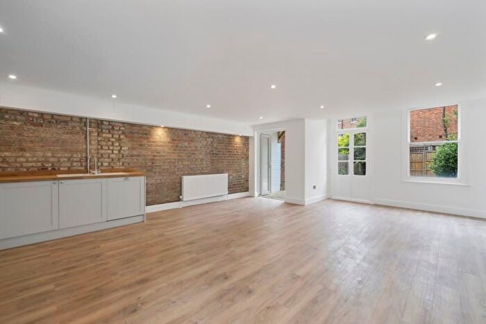 3 Bedroom Flat To Rent In St. Pauls Avenue, Willesden Green, NW2