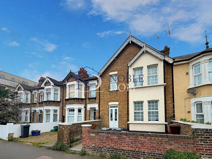 2 Bedroom Flat To Rent In Montague Road, Hounslow, TW3