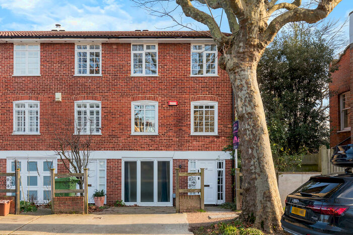 4 Bedroom Town House To Rent In Grove Park, London, SE5