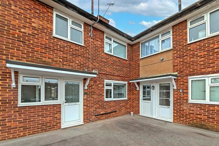 3 Bedroom Maisonette To Rent In The Quadrant, St. Albans, AL4