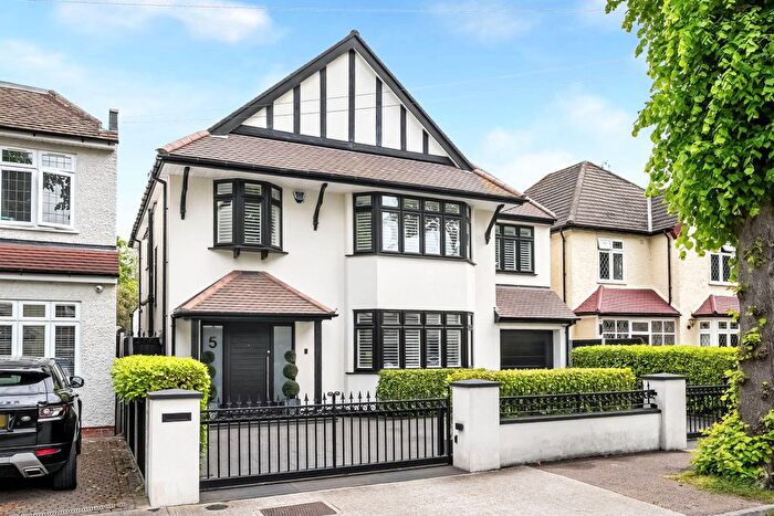 5 Bedroom Detached House For Sale In Severn Avenue, Romford, RM2