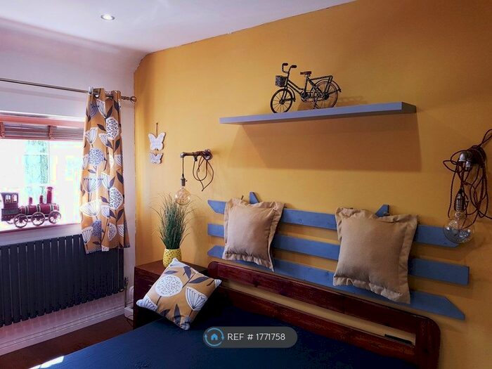 3 Bedroom Semi-Detached House To Rent In Beechmont Close, Bromley, BR1