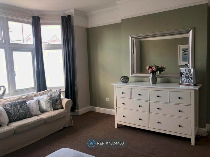 1 Bedroom Flat To Rent In Yew Tree Road, Slough, SL1