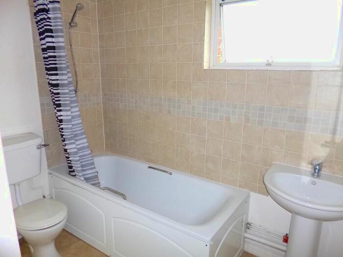 2 Bedroom Flat To Rent In Chantry Court, Woods Avenue, Hatfield, AL10