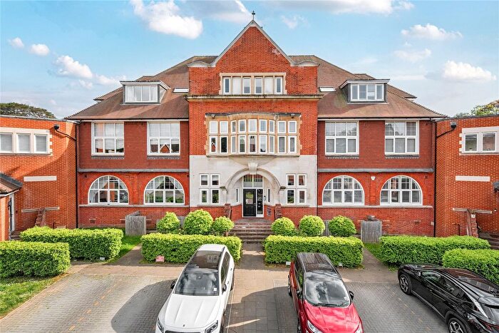 3 Bedroom Flat For Sale In Frimley, Camberley, Surrey, GU16