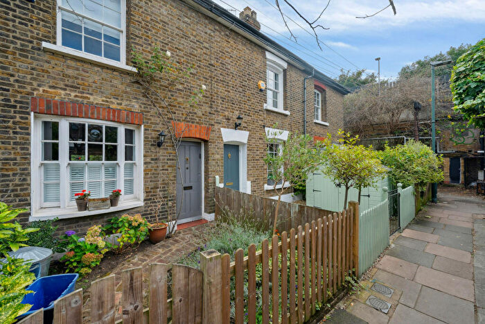 3 Bedroom Cottage To Rent In Malthouse Passage, London, SW13