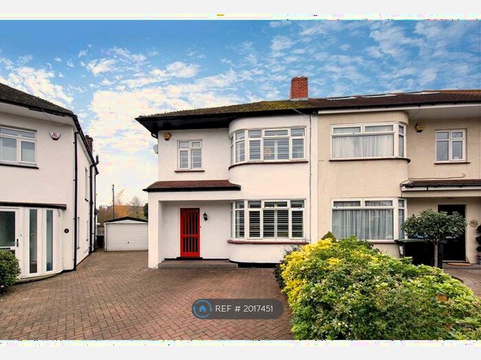 3 Bedroom Semi-Detached House To Rent In Apple Grove, Enfield, EN1