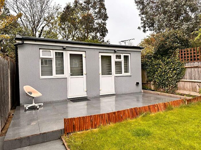 Studio To Rent In Great North Way, London, NW4