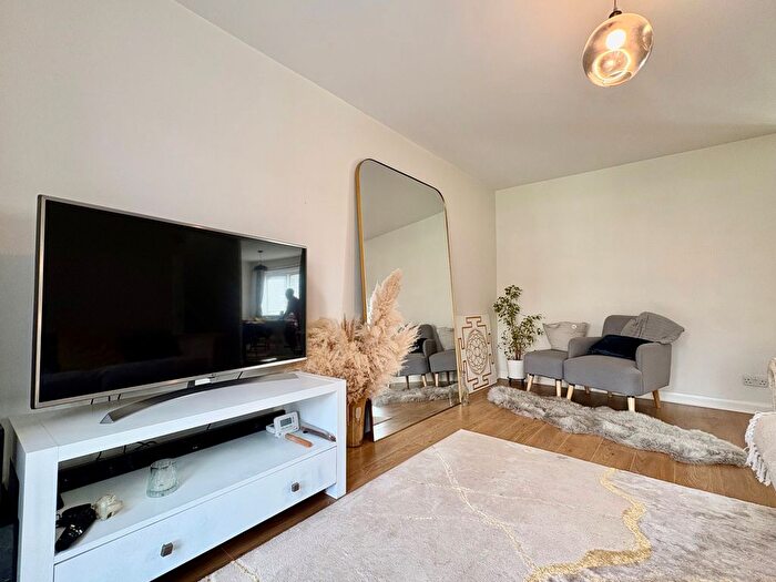 3 Bedroom Flat To Rent In Trapstyle Road, Ware, SG12