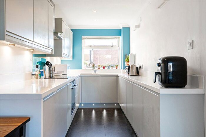 2 Bedroom Flat To Rent In Princes Road, Weybridge, Surrey, KT13