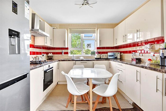2 Bedroom Flat For Sale In Queen Elizabeths Close, London, N16